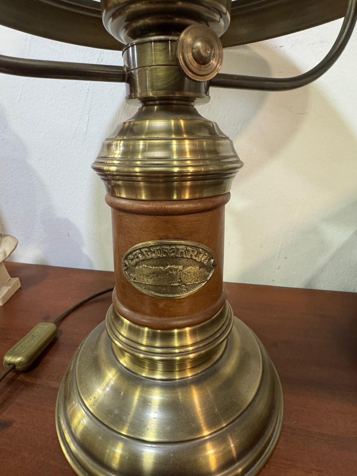 Candeeiro Antigo de Latão e Madeira com Cúpula de Vidro