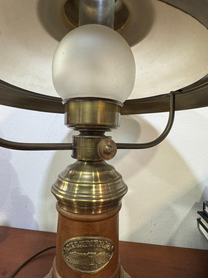 Candeeiro Antigo de Latão e Madeira com Cúpula de Vidro