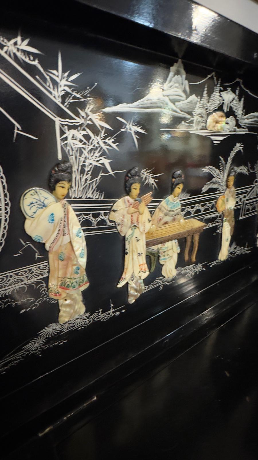 Móvel Bar Chinês Lacado a Preto com Incrustações de Madrepérola