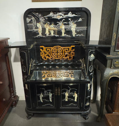 Móvel Bar Chinês Lacado a Preto com Incrustações de Madrepérola