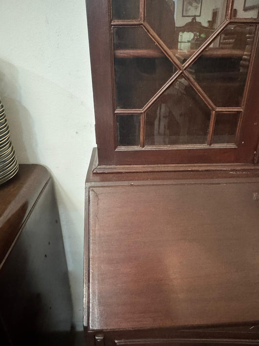 Secretária-Biblioteca Estilo Chippendale em Mogno com Abas e Vitrine