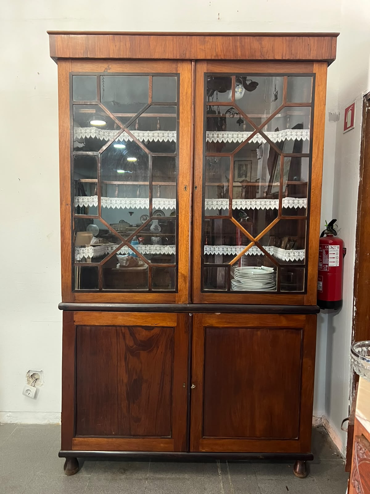 Armário Cristaleira Antigo em Madeira com Portas Esquadrilhadas e Pés Torneados