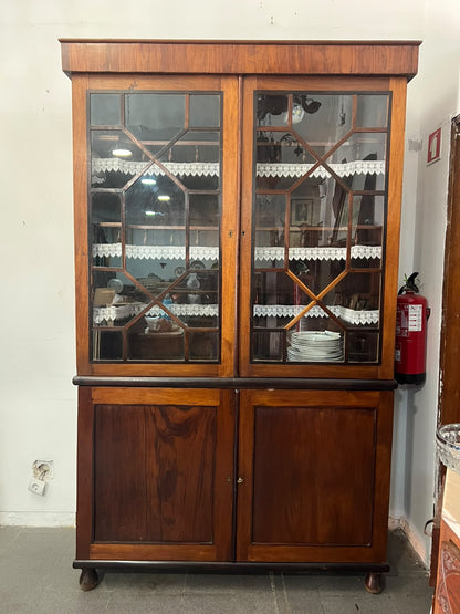 Armário Cristaleira Antigo em Madeira com Portas Esquadrilhadas e Pés Torneados