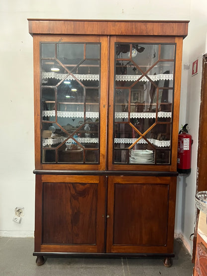 Armário Cristaleira Antigo em Madeira com Portas Esquadrilhadas e Pés Torneados