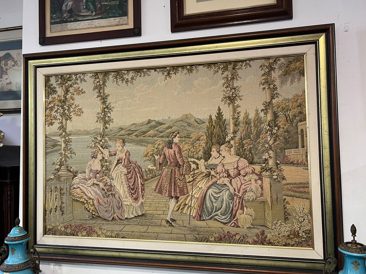 Quadro com Tapeçaria Antiga Estilo Galante / Rococó em Moldura Dourada e Madeira