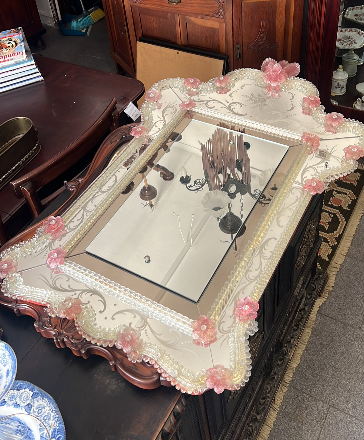 Espelho Veneziano Antigo com Apliques de Flores em Vidro Rosa e Moldura Gravada