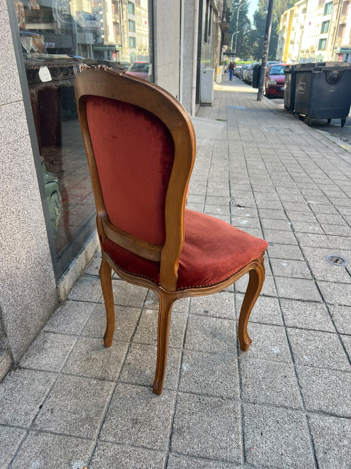 Conjunto de 6 Cadeiras Estilo D. João V / Rococó em Madeira Trabalhada e Veludo Vermelho