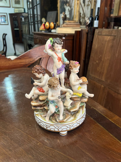 Escultura em Porcelana Capodimonte "Alegoria às Belas Artes" com Grupo de Putti e Base com Coroa Azul