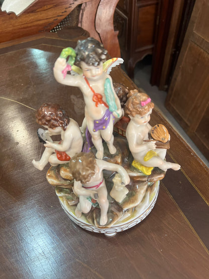 Escultura em Porcelana Capodimonte "Alegoria às Belas Artes" com Grupo de Putti e Base com Coroa Azul