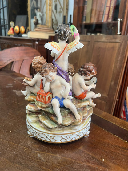 Escultura em Porcelana Capodimonte "Alegoria às Belas Artes" com Grupo de Putti e Base com Coroa Azul