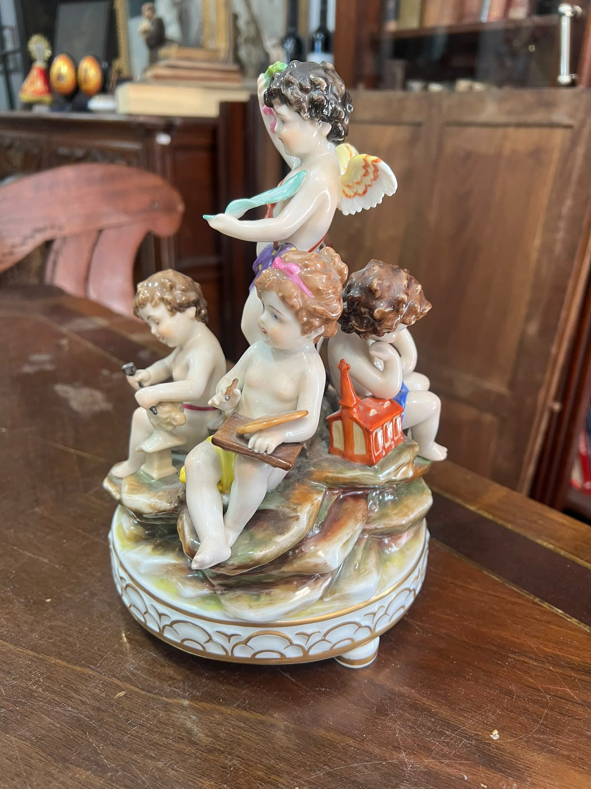 Escultura em Porcelana Capodimonte "Alegoria às Belas Artes" com Grupo de Putti e Base com Coroa Azul