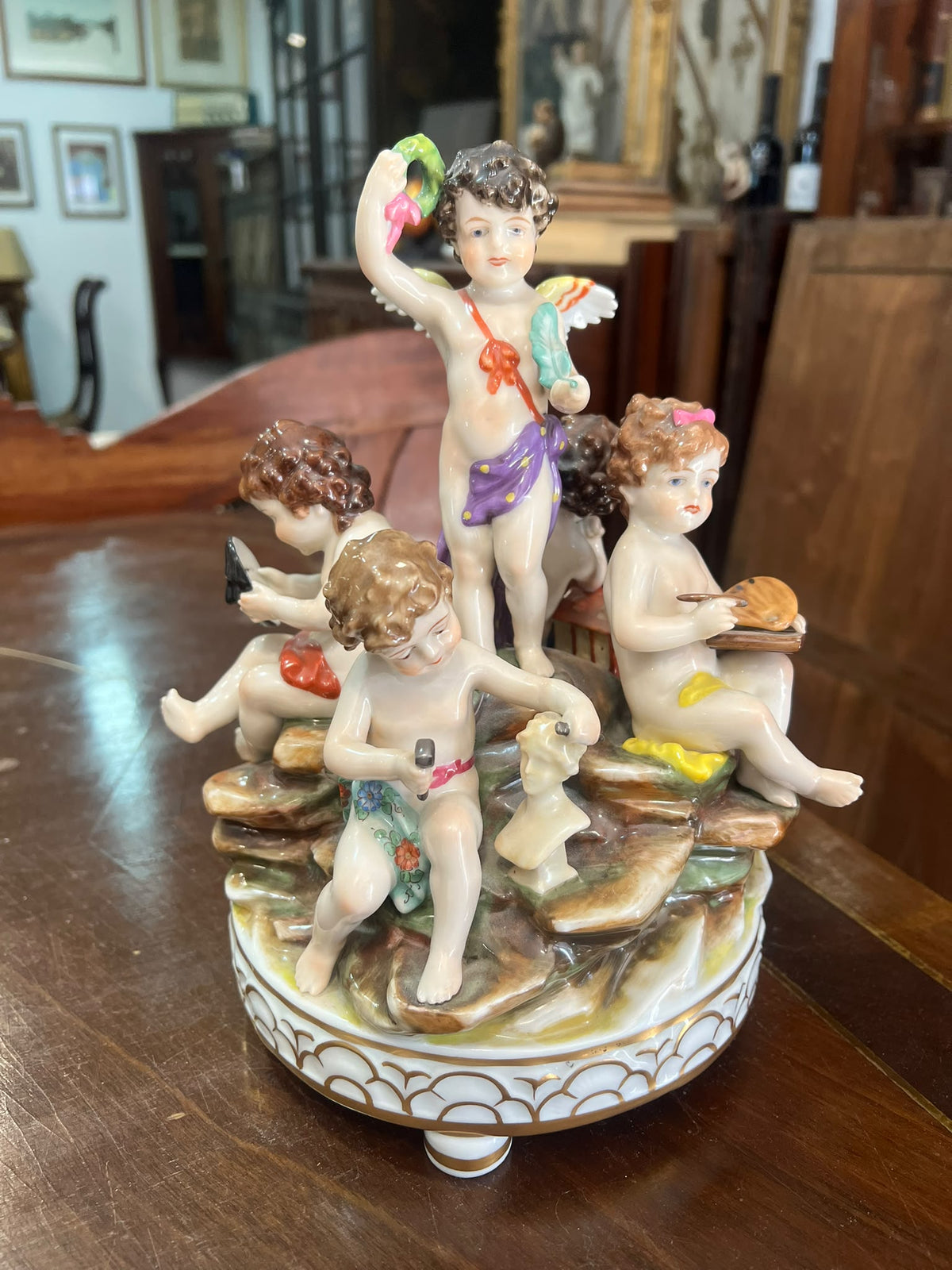 Escultura em Porcelana Capodimonte "Alegoria às Belas Artes" com Grupo de Putti e Base com Coroa Azul