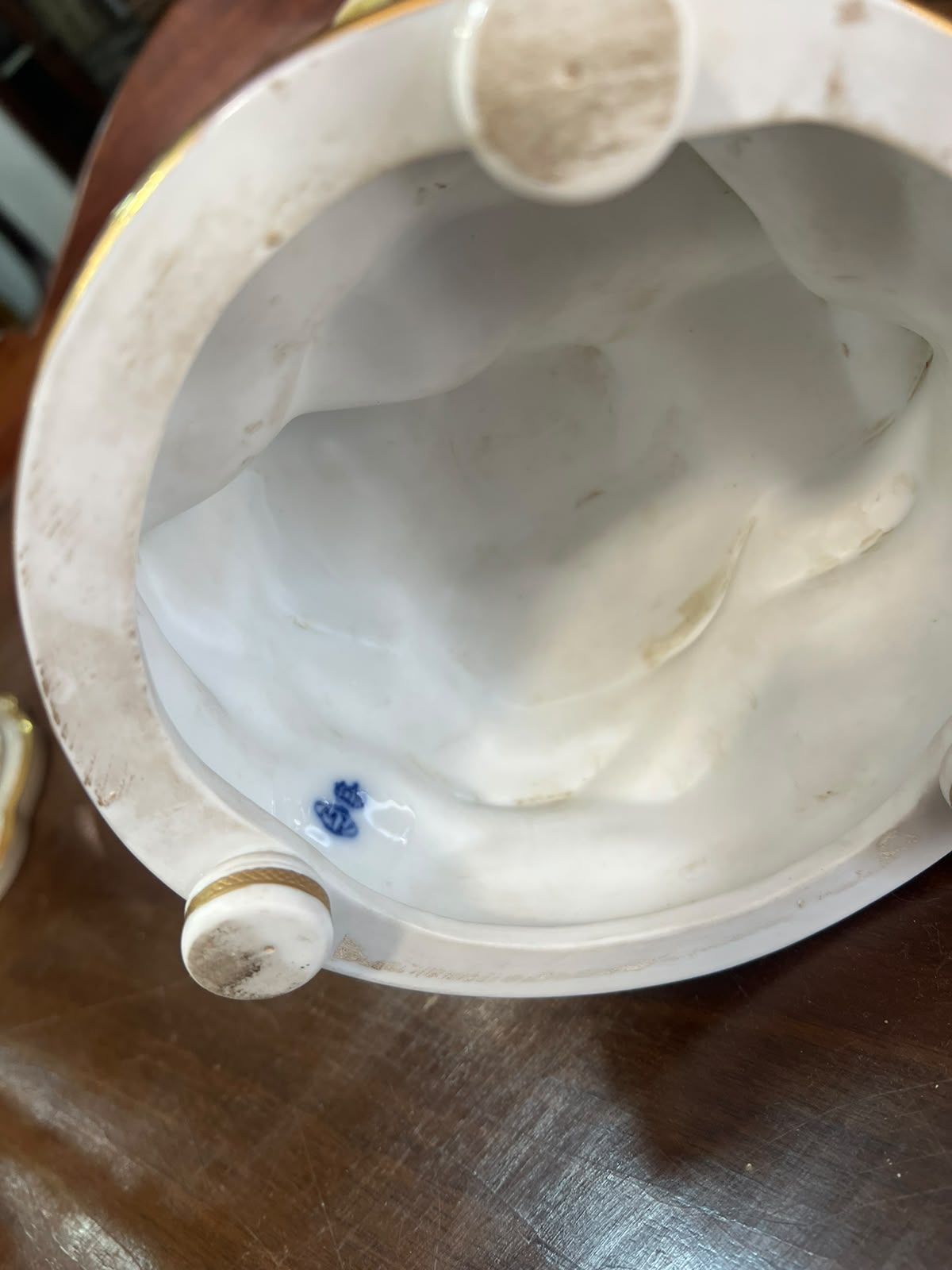 Escultura em Porcelana Capodimonte "Alegoria às Belas Artes" com Grupo de Putti e Base com Coroa Azul