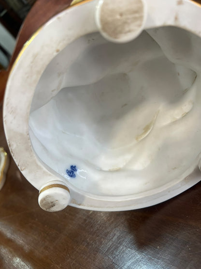 Escultura em Porcelana Capodimonte "Alegoria às Belas Artes" com Grupo de Putti e Base com Coroa Azul