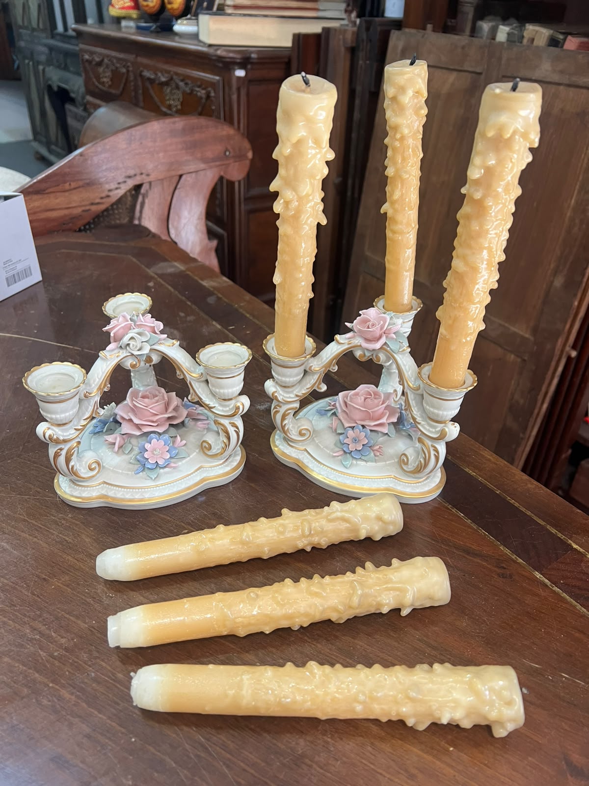 Par de Candelabros de 3 Lumes em Porcelana Capodimonte com Flores Aplicadas e Ouro