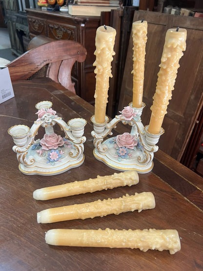 Par de Candelabros de 3 Lumes em Porcelana Capodimonte com Flores Aplicadas e Ouro