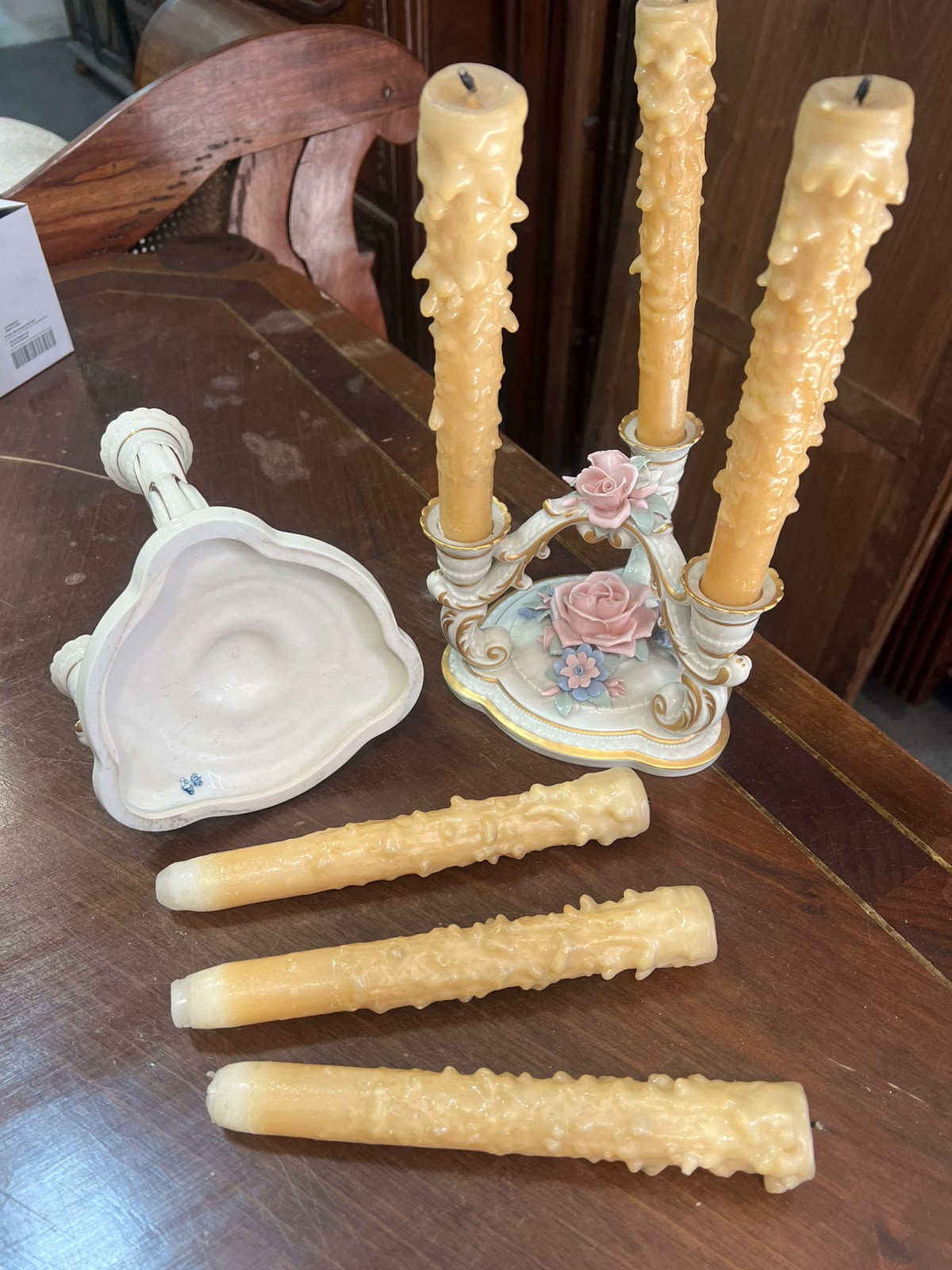 Par de Candelabros de 3 Lumes em Porcelana Capodimonte com Flores Aplicadas e Ouro