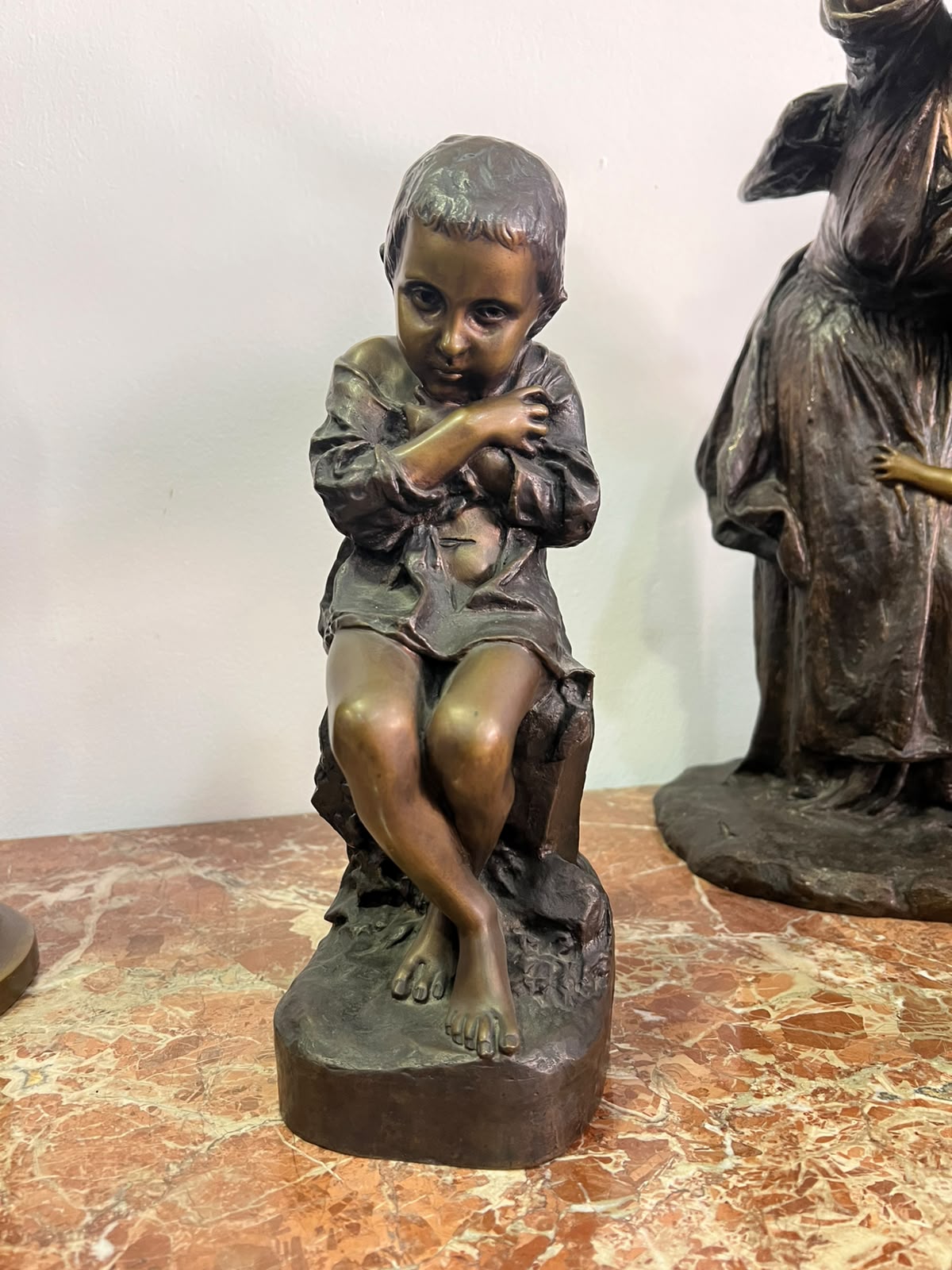 Escultura em Bronze "O Frio / Menino Sentado" Assinada e Datada (1883) por António Soares dos Reis