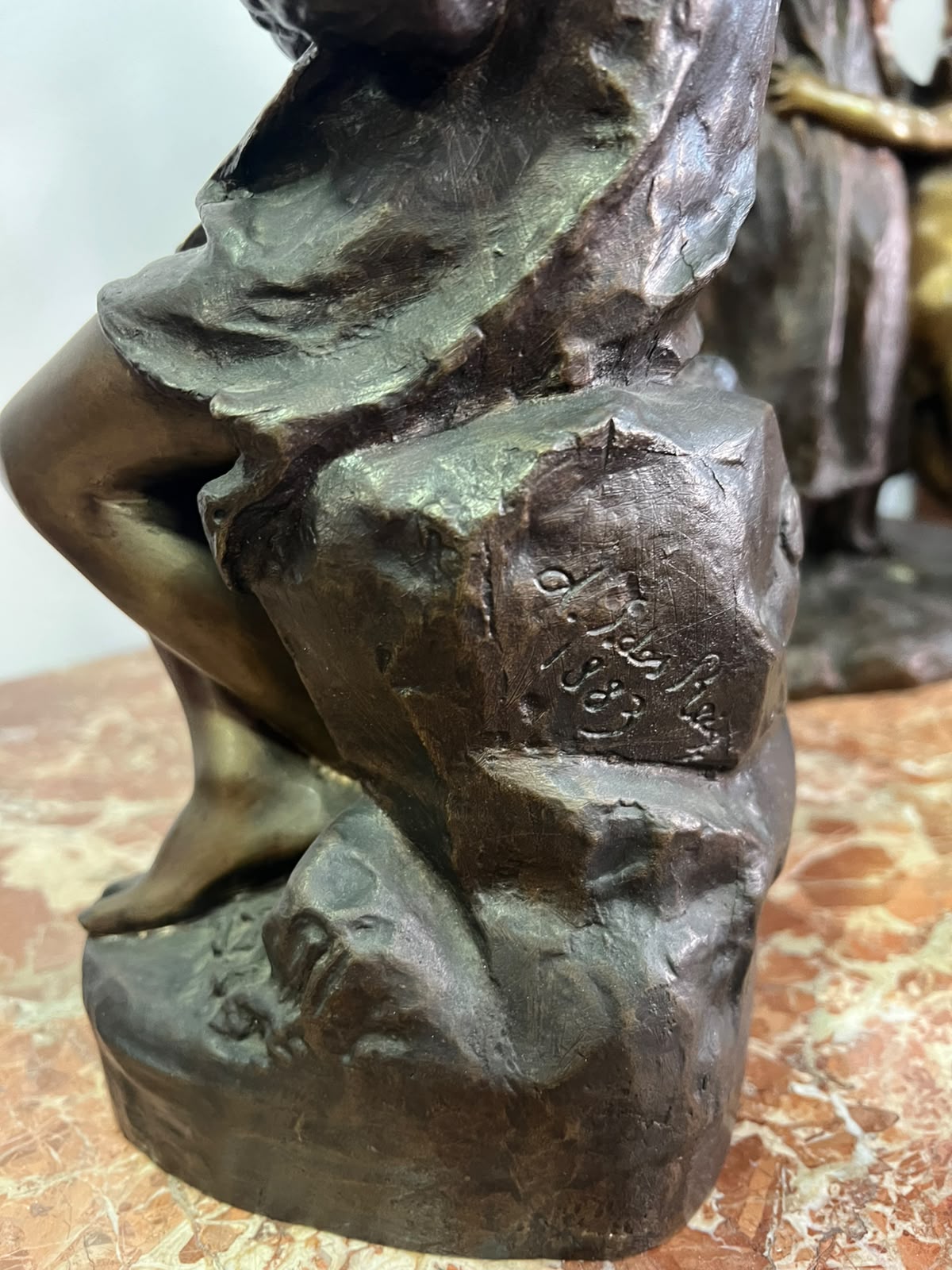 Escultura em Bronze "O Frio / Menino Sentado" Assinada e Datada (1883) por António Soares dos Reis
