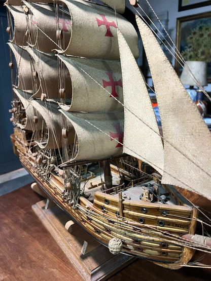 Maquete de Nau Antiga com Cruz de Cristo em Madeira