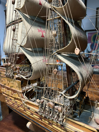 Maquete de Nau Antiga com Cruz de Cristo em Madeira