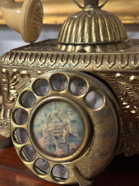Telefone Vintage Ornamentado em Metal Dourado com Disco Rotatório