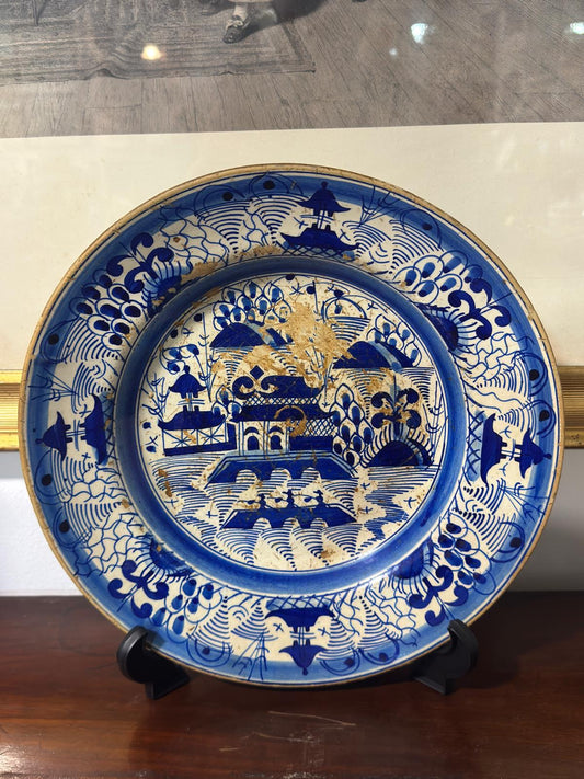 Prato de Porcelana Azul e Branca com Paisagem Oriental e Detalhes Dourados
