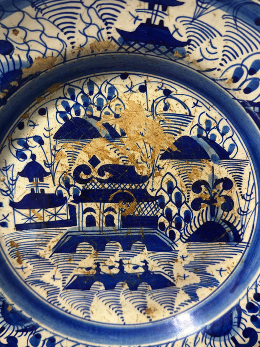 Prato de Porcelana Azul e Branca com Paisagem Oriental e Detalhes Dourados