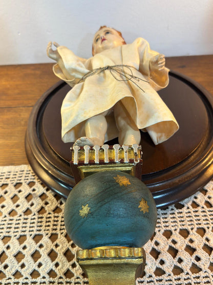 Menino Jesus Salvador do Mundo - Madeira Policromada com Cruz de Prata