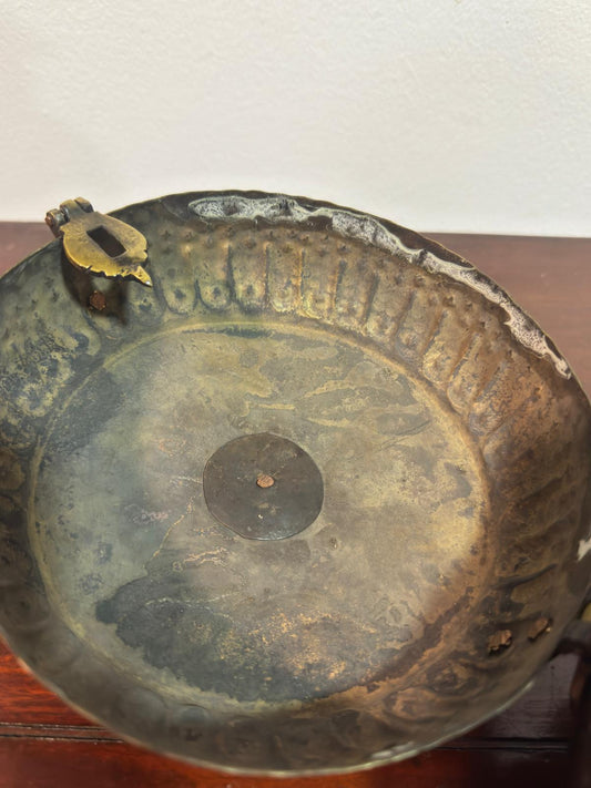 Caixa em Latão Martelado com Decoração em Relevo - Arte Oriental Vintage