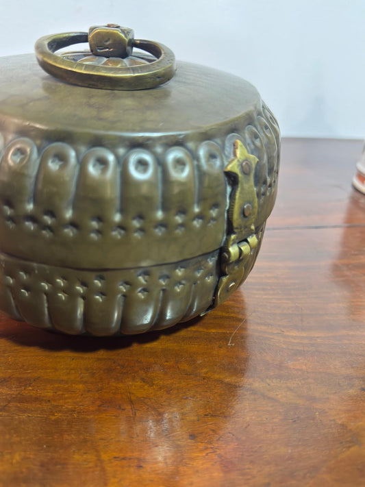 Caixa em Latão Martelado com Decoração em Relevo - Arte Oriental Vintage