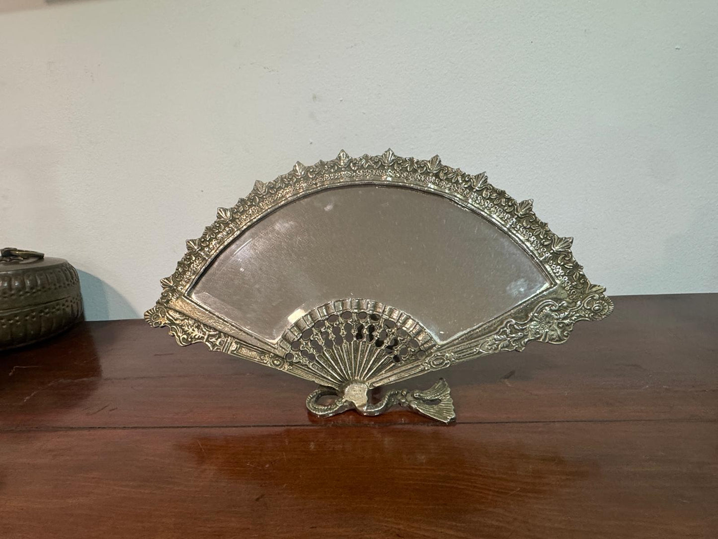 Espelho de Mesa em Forma de Leque com Moldura Prateada Ornamentada - Vintage