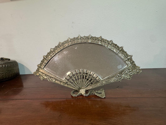 Espelho de Mesa em Forma de Leque com Moldura Prateada Ornamentada - Vintage