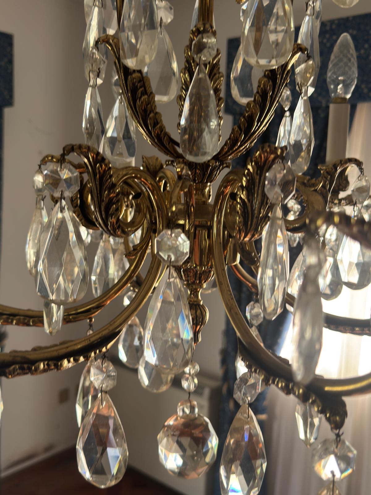 Lustre Vintage em Bronze Dourado com Pendentes de Cristal Facetado — 8 Braços