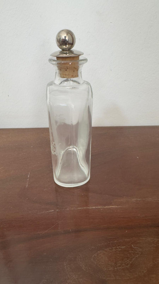 Garrafa de Licor / Toucador Vintage em Vidro Inciso — Brasão Floral e Rolha de Esfera Metálica, Séc. XX