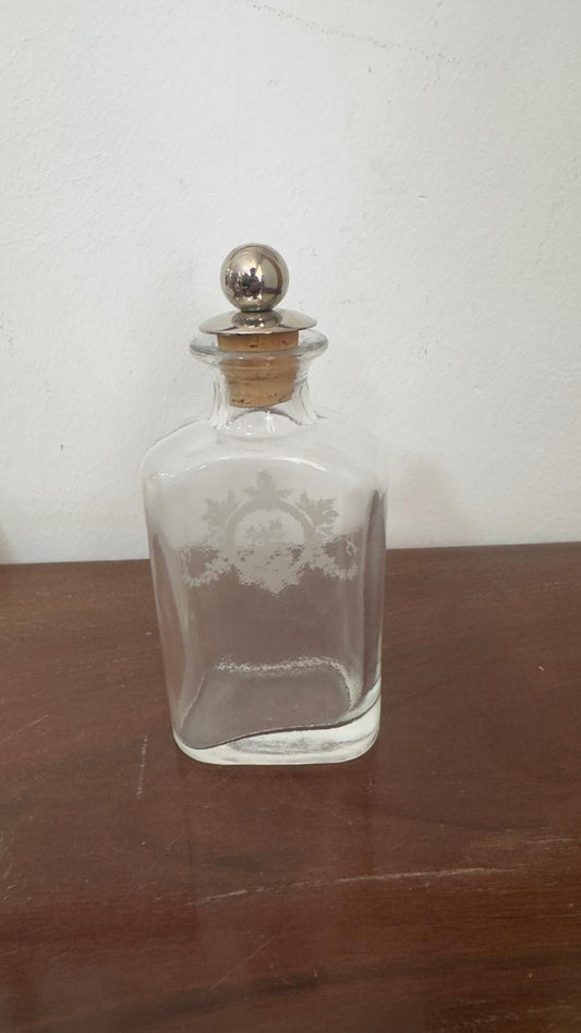 Garrafa de Licor / Toucador Vintage em Vidro Inciso — Brasão Floral e Rolha de Esfera Metálica, Séc. XX