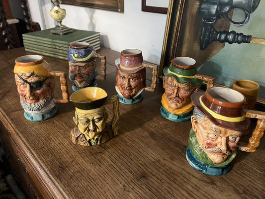 Caneca Figurativa em Cerâmica Pintada à Mão (Estilo Toby Jug / Vários Modelos)