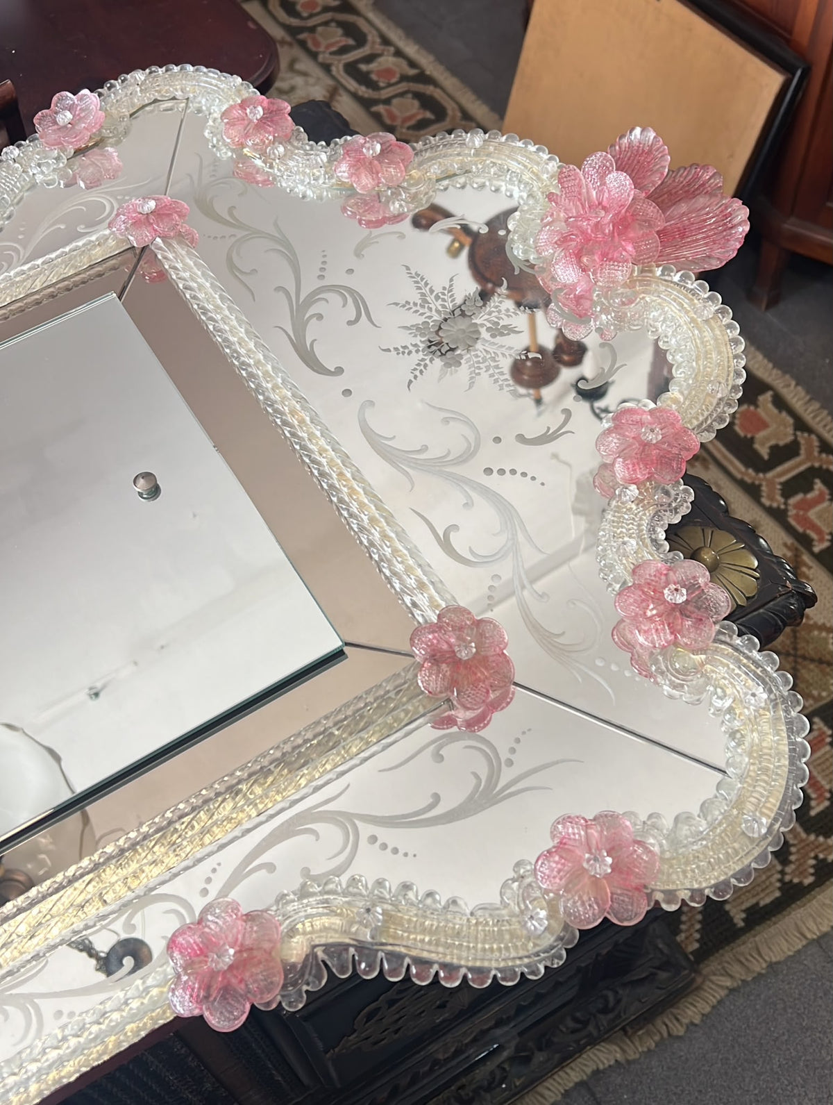 Espelho Veneziano Antigo com Apliques de Flores em Vidro Rosa e Moldura Gravada