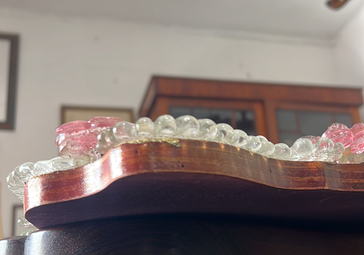 Espelho Veneziano Antigo com Apliques de Flores em Vidro Rosa e Moldura Gravada