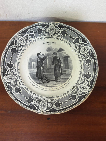 Prato Francês Transferware Rigolades Nº2 - Cena Militar Humorística Século XIX