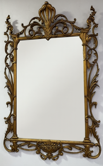 Espelho Antigo com Moldura Dourada Ornamentada Autenticidade, Prestígio e Valor Decorativo