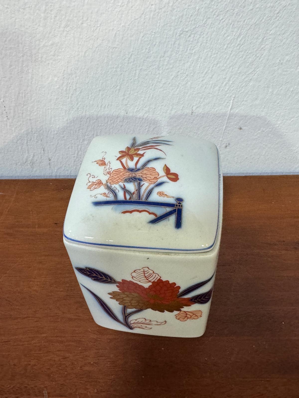 Caixa Vista Alegre Imari - Porcelana com Decoração Floral Oriental e Tampa