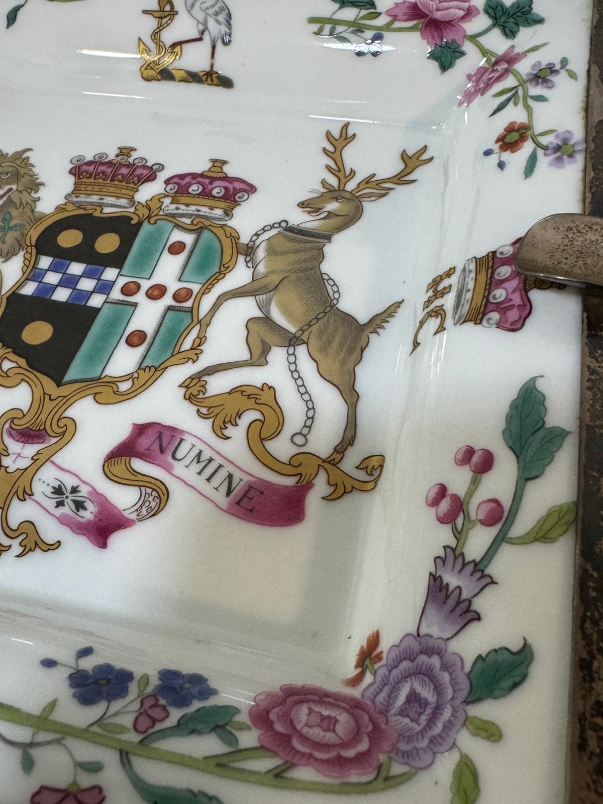 Cinzeiro Vista Alegre Mettahedeh - Porcelana com Brasão Heráldico e Flores Pintadas