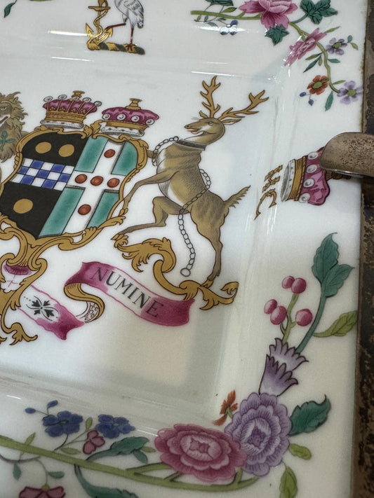 Cinzeiro Vista Alegre Mettahedeh - Porcelana com Brasão Heráldico e Flores Pintadas