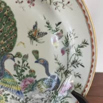 Prato Decorativo Companhia das Índias – Família Rosa (Séc. XIX)