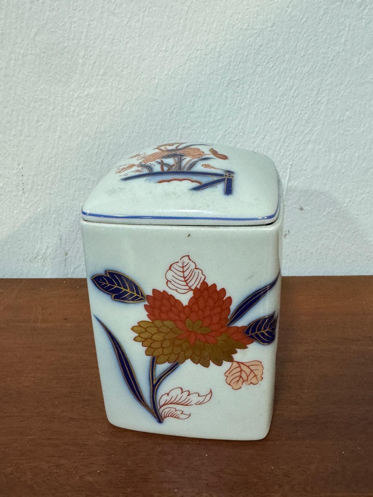 Caixa Vista Alegre Imari - Porcelana com Decoração Floral Oriental e Tampa