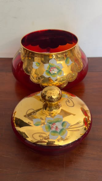 Bomboneira Vintage com Tampa em Vidro de Murano — Vermelho Rubi e Ouro