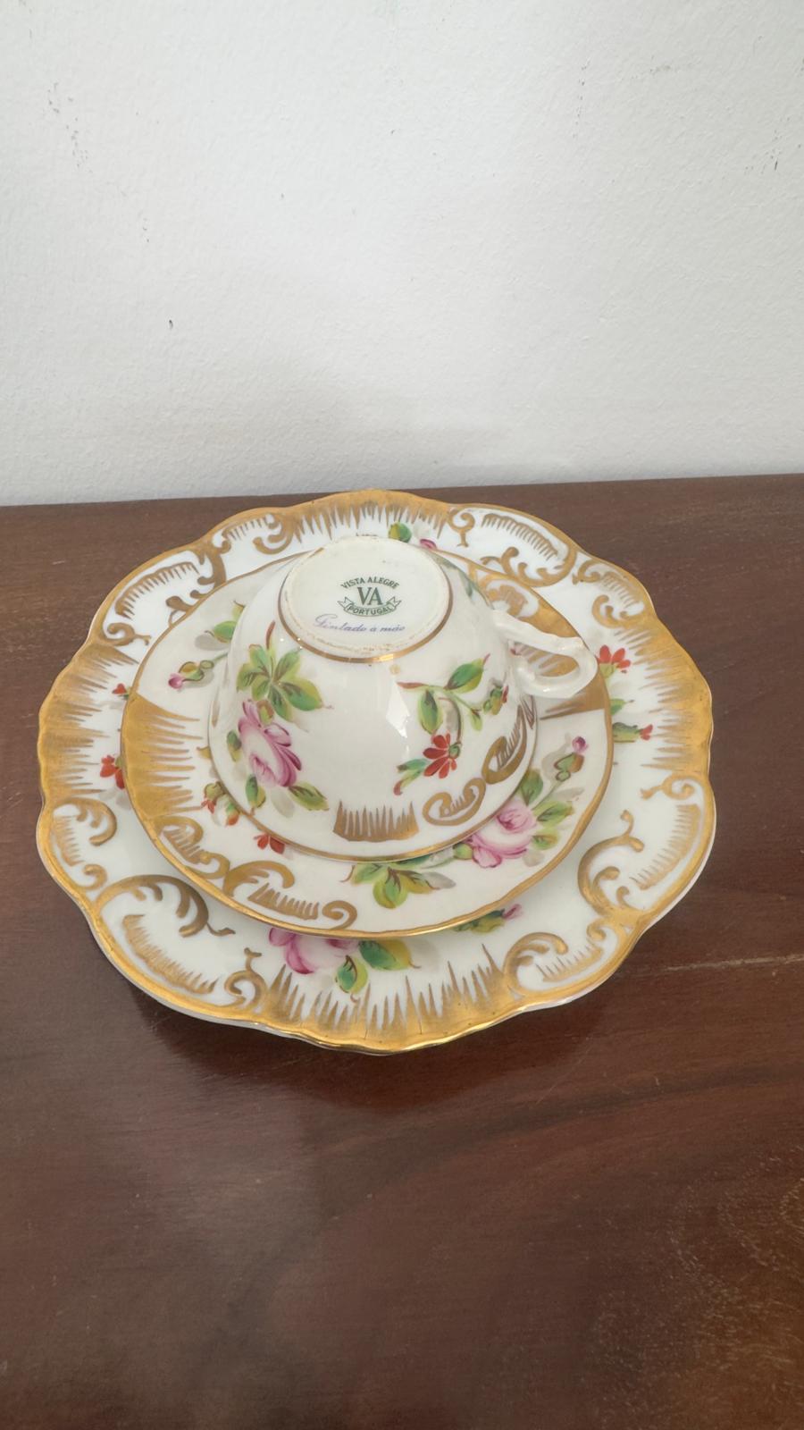 Trio de Chá Vintage Vista Alegre – Porcelana Fina Pintada à Mão com Ouro