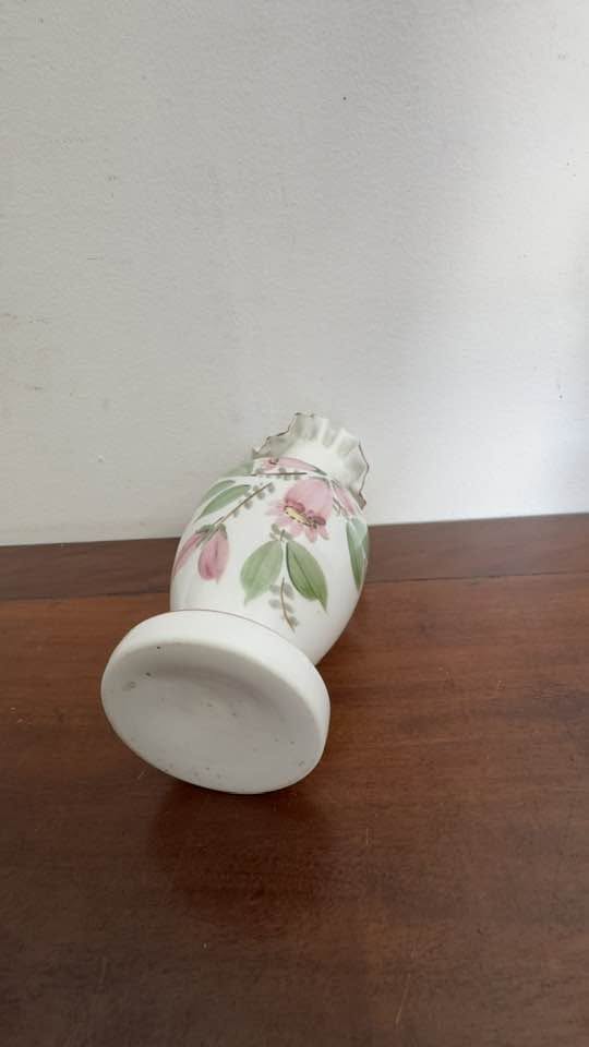 Vaso Porcelana Branca com Decoração Floral e Rebordo Ondulado