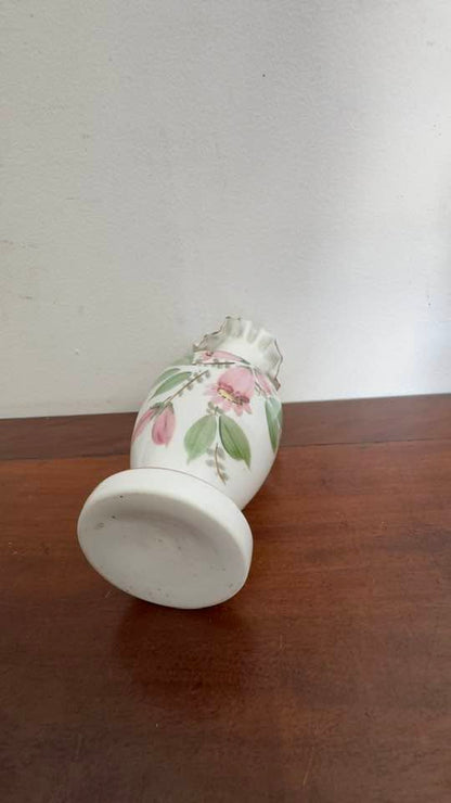 Vaso Porcelana Branca com Decoração Floral e Rebordo Ondulado